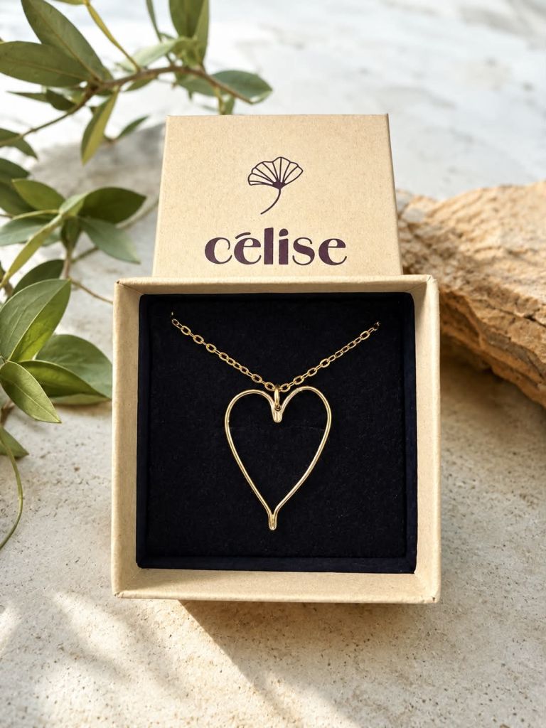 Collier Aima avec pendentif coeur en laiton fait main et chaîne dorée