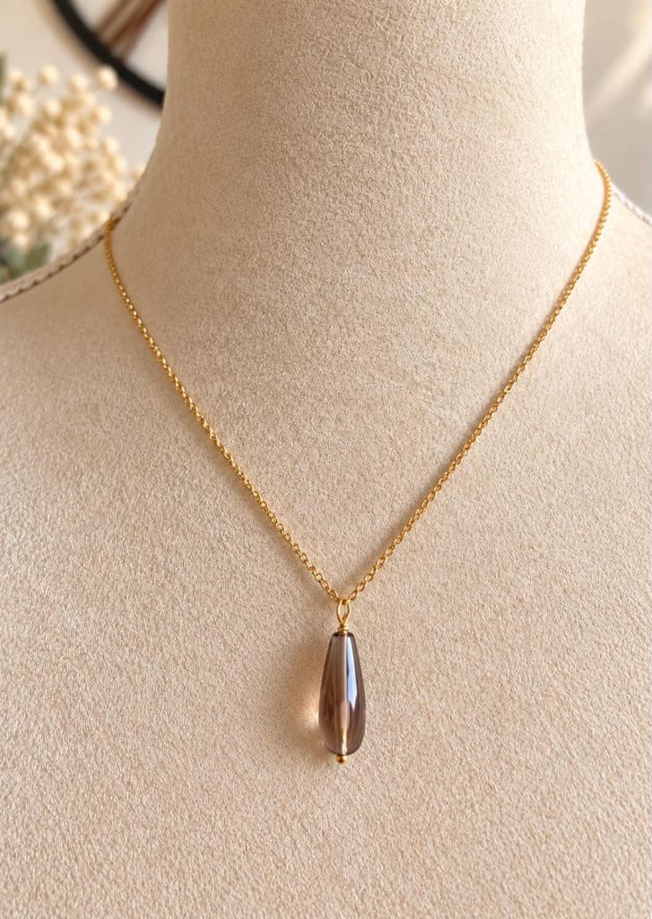 Gros plan du collier Bruma et de sa pierre de quartz fumé facettée